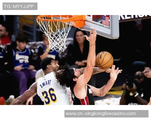 尼克斯与雷霆激战正酣球迷期待精彩对决与绝妙表现